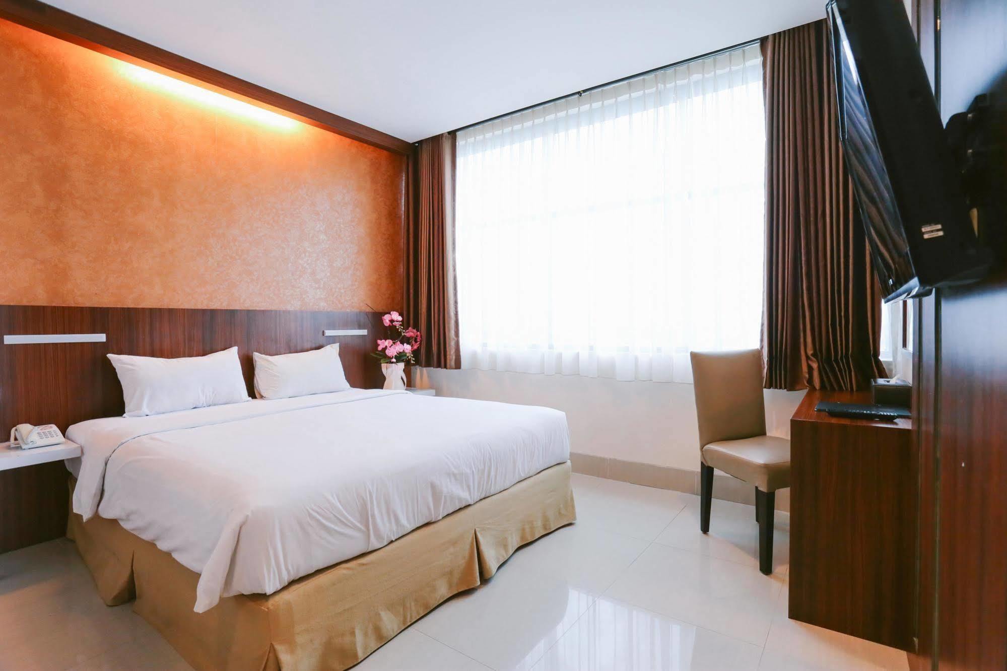 Collection O 1279 Hotel Grand Celino Makassar Exterior foto