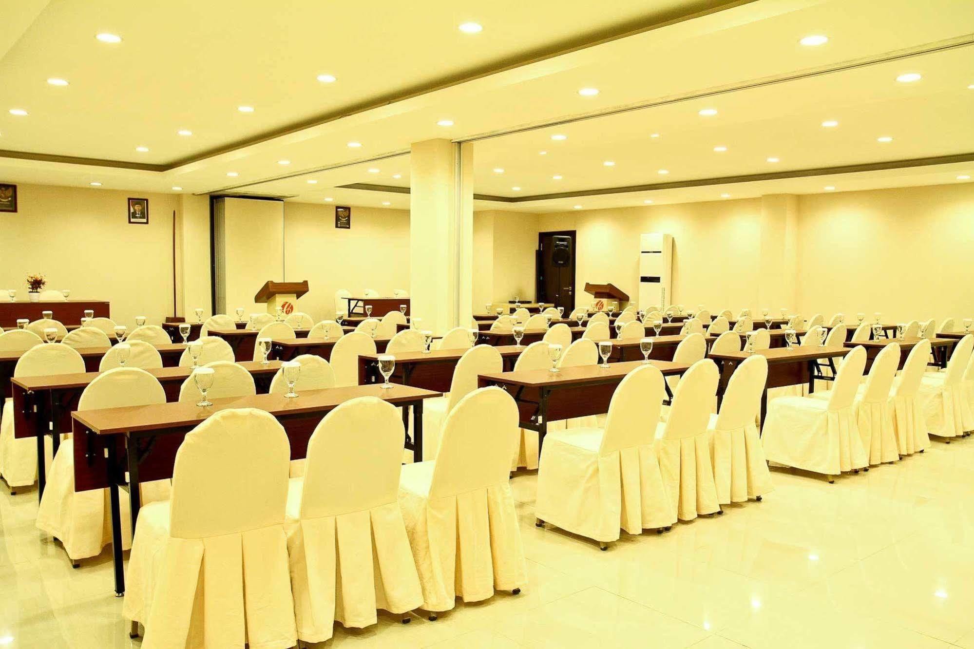 Collection O 1279 Hotel Grand Celino Makassar Exterior foto